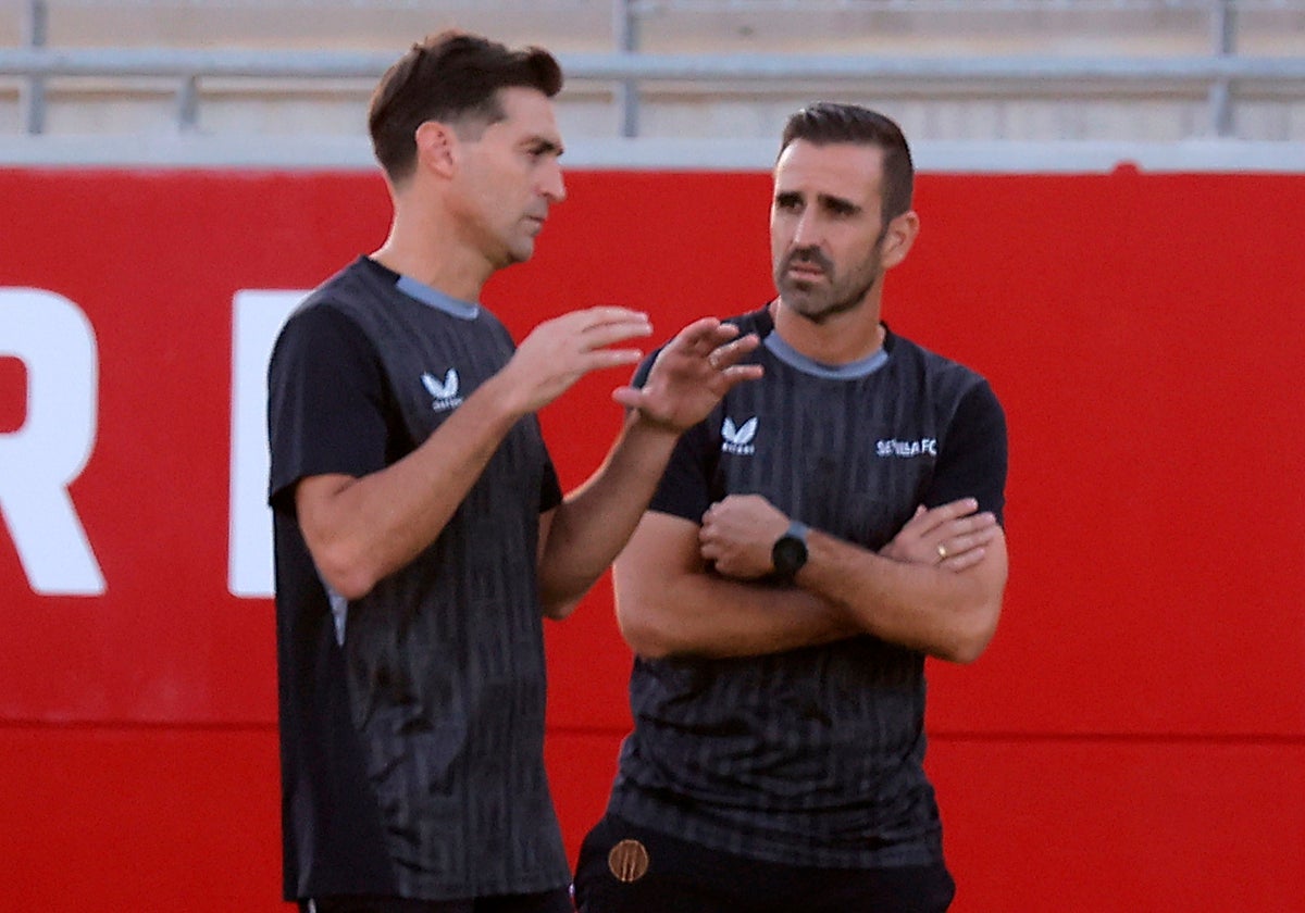 Diego Alonso dialoga con Juan Díaz en su primer entrenamiento con el Sevilla