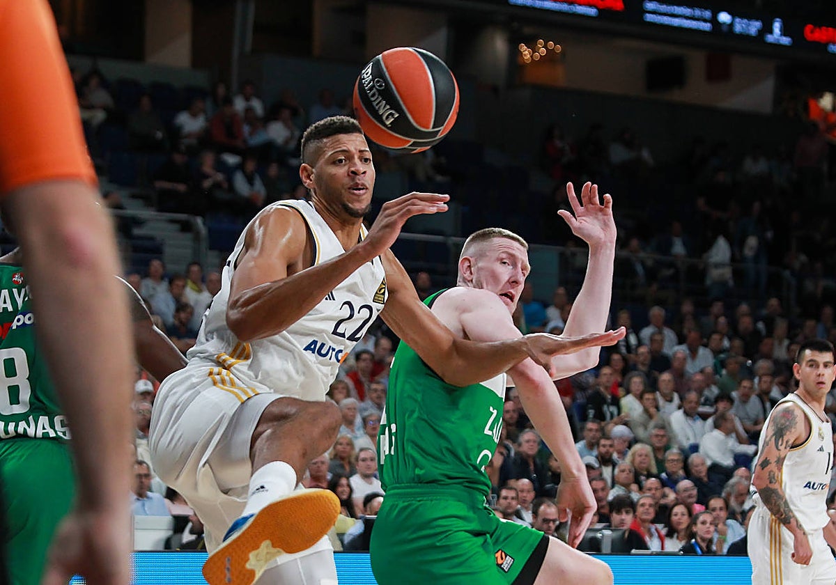 Tavares pugna por un balón con Smits