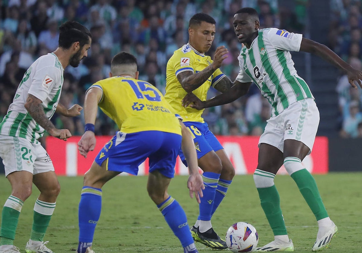 Luiz Henrique trata de marcharse de Darwin Machis durante el Betis - Cádiz, el último partido que jugó