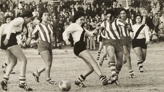 Partido de fútbol femenino disputado en el campo del Boetticher en 1970, entre los equipos del Sizam y el Mercacredit