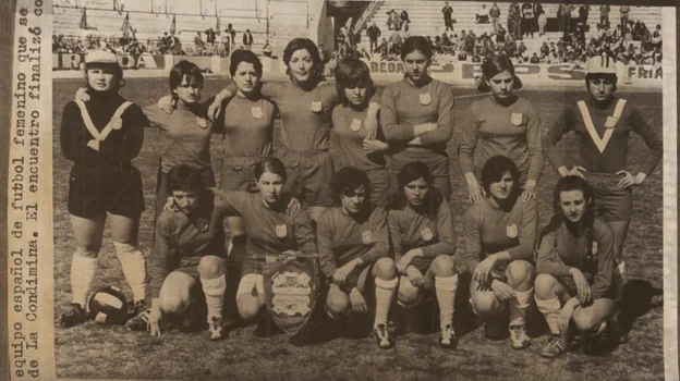 La primera selección femenina de fútbol en el partido contra Portugal celebrado en La Condomina (Murcia)
