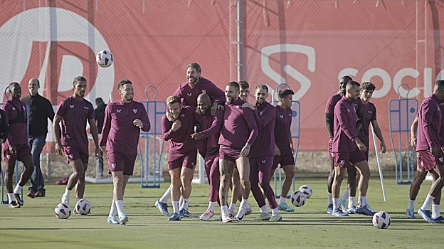 Los jugadores del Sevilla, en el entrenamiento de este viernes