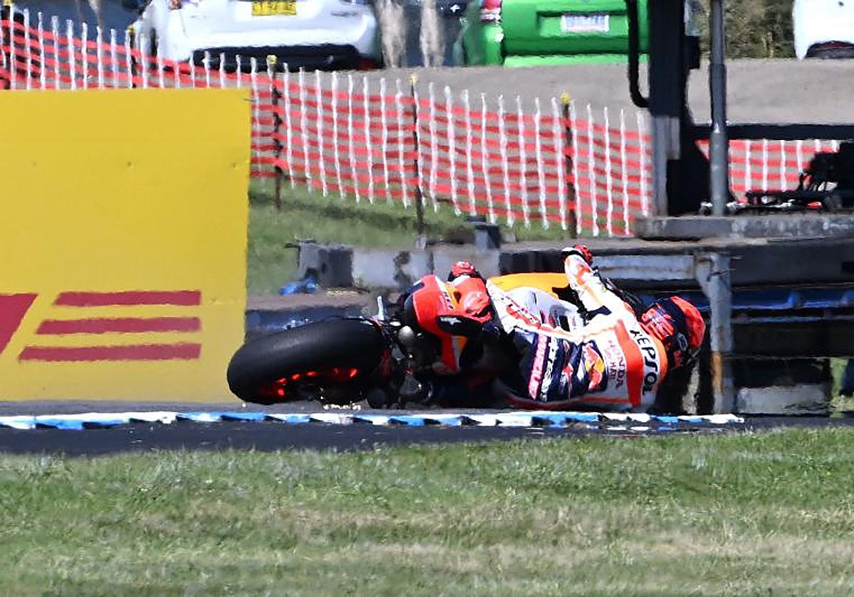Márquez se desliza por el asfalto aferrado a su moto tras caerse en un entrenamiento