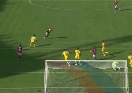 El gol de cabeza de Lorenzo De Silvestri desde fuera del área en el Bolonia - Frosinone