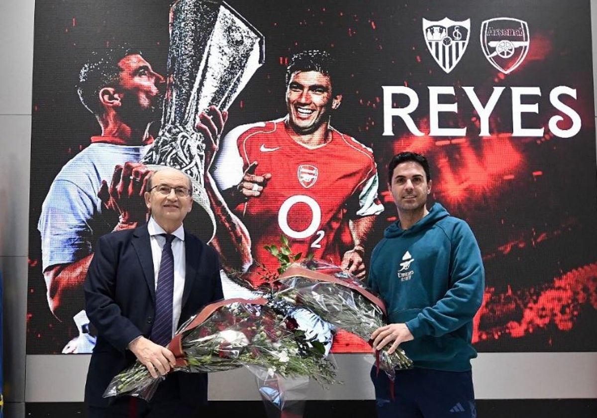 Ante un fondo de Reyes, Castro y Arteta dejan dos ramos de flores blanquirrojas en un homenaje en el Metropol Parasol