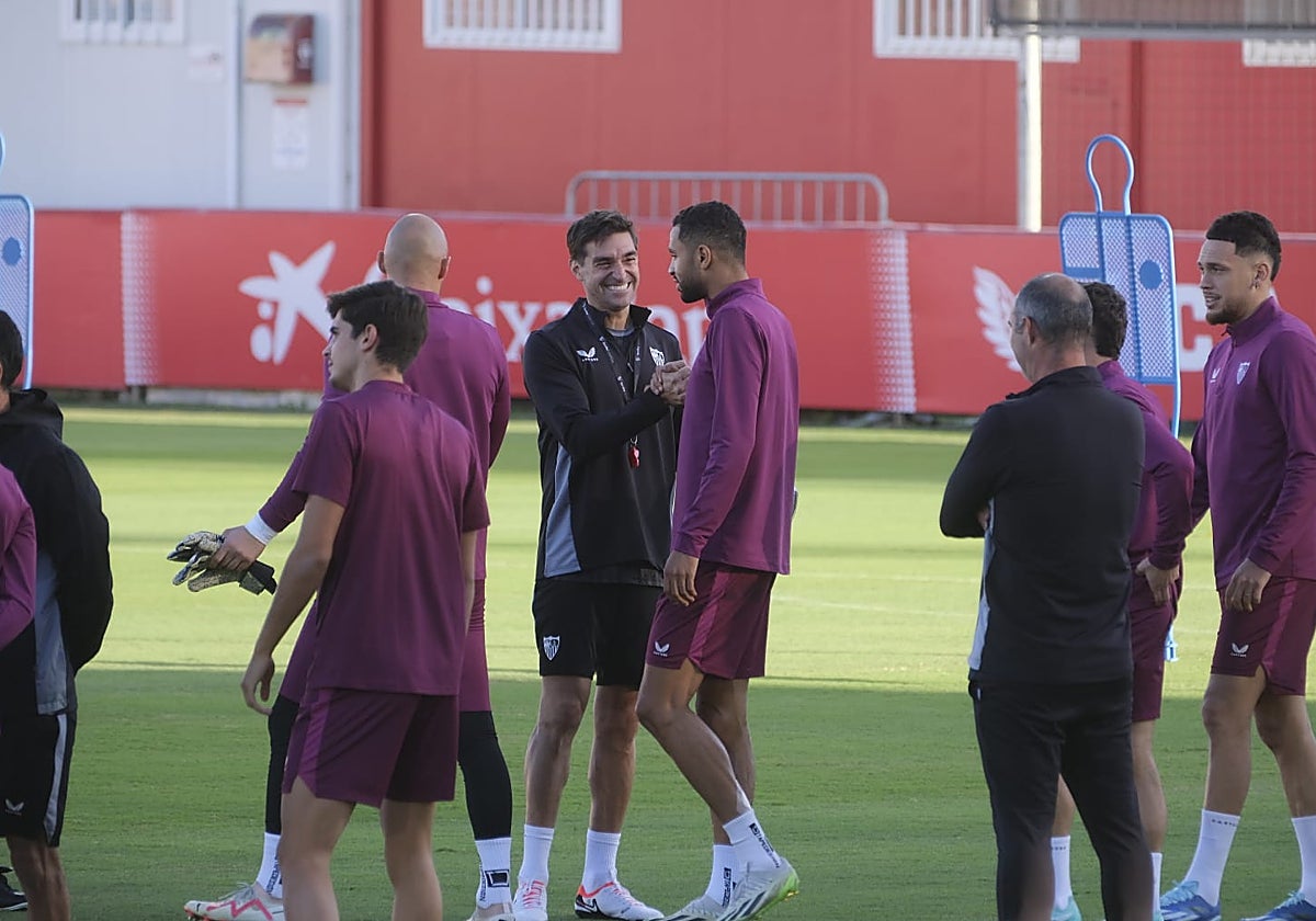 El técnico del Sevilla FC, Diego Alonso, durante la sesión de trabajo previa al Sevilla - Arsenal