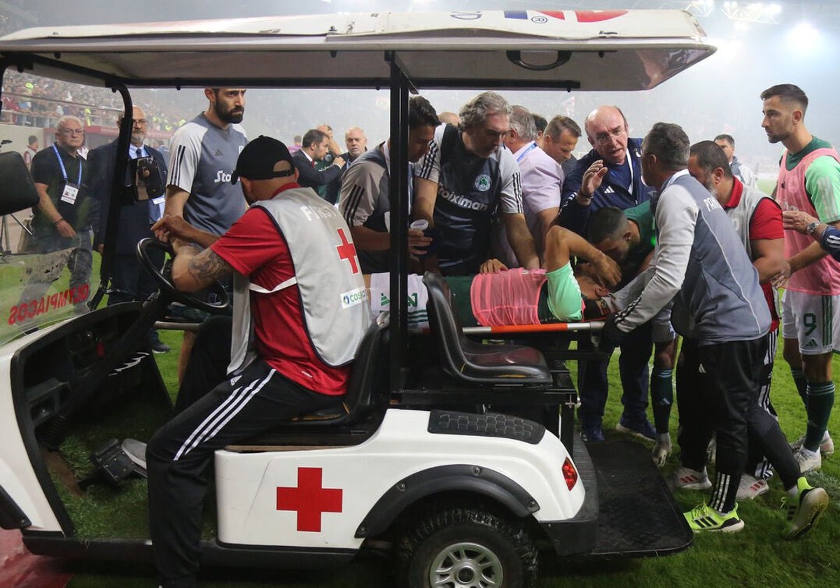 El defensa español Juankar, evacuado en camilla del estadio