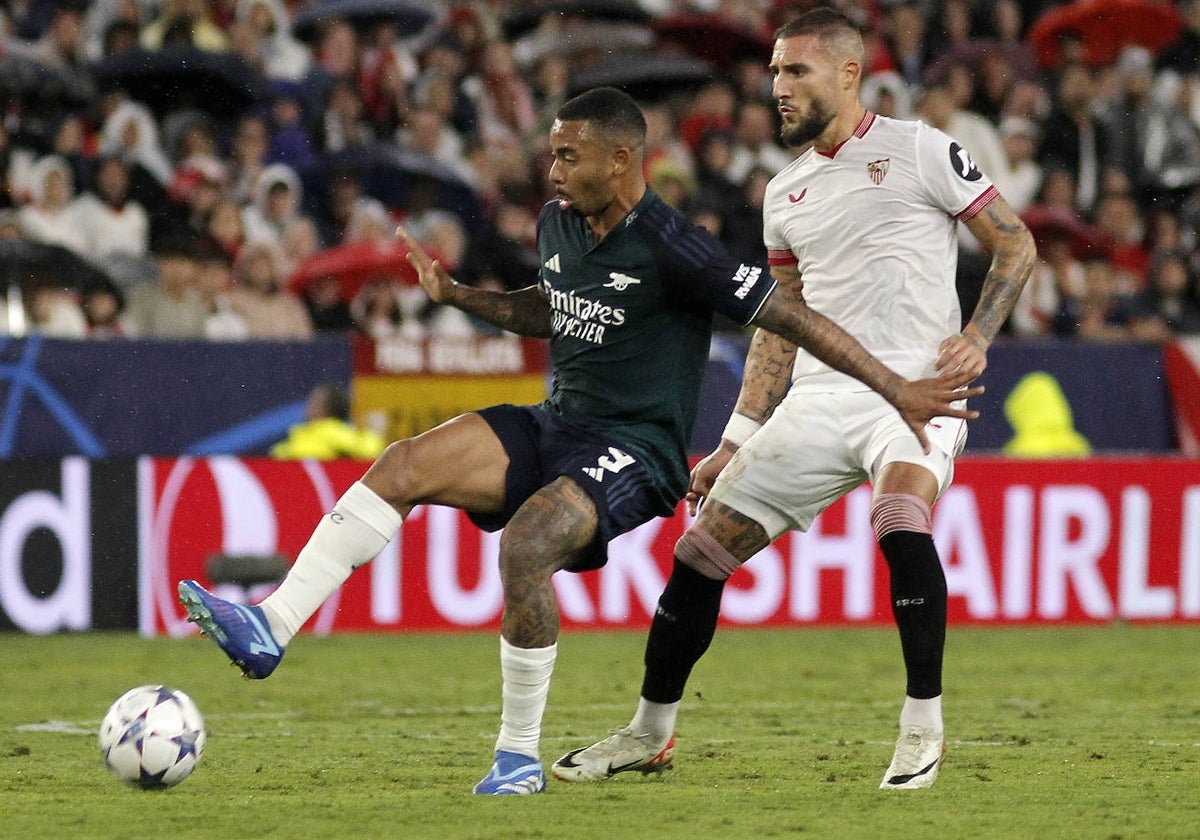 Gabriel Jesús controla presionado por Gudelj en la jugada del primer gol inglés