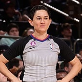 Che Flores, primera árbitra trans no binaria de la NBA
