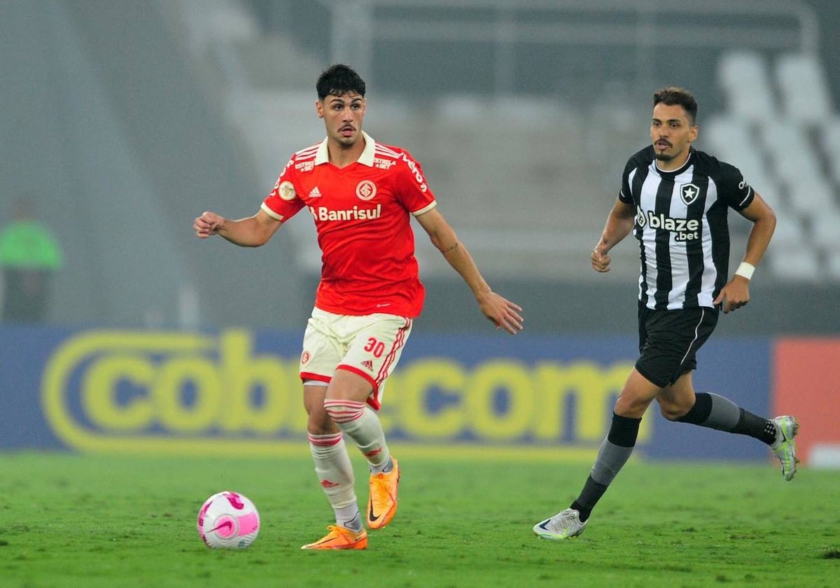 Johnny Cardoso, en un partido con el Internacional de Porto Alegre