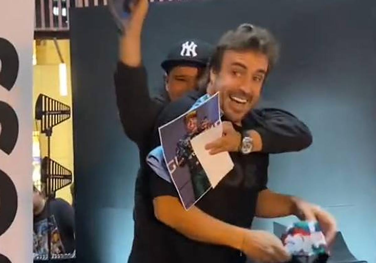 El momento del incidente entre Alonso y el fan