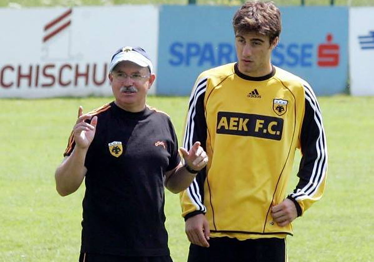 Lorenzo Serra Ferrer y Sokratis, en un entrenamiento del AEK