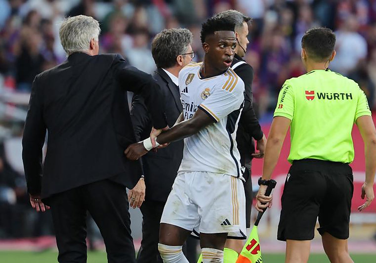 Ancelotti se lleva a Vinícus tras sustituirle frente al Barcelona
