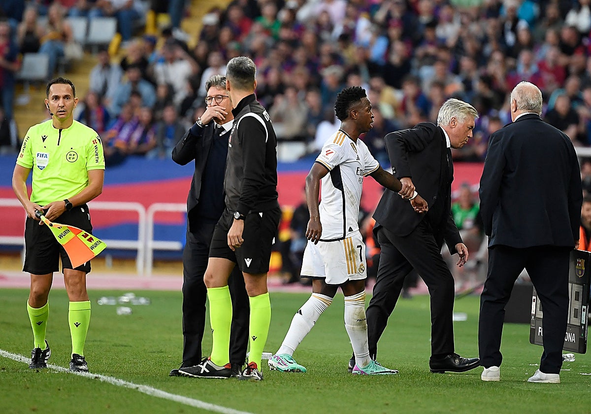 Ancelotti, sacando a Vinicius del brazo tras cogerle del brazo