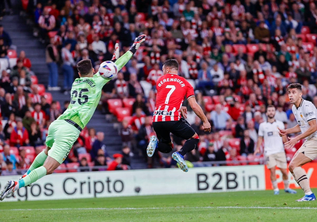 Berenguer anota el 2-2 en San Mamés ante el Valencia en el minuto 96