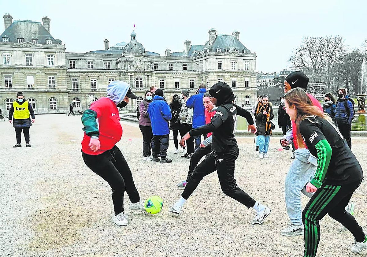 Chicas jugando con hiyab en París