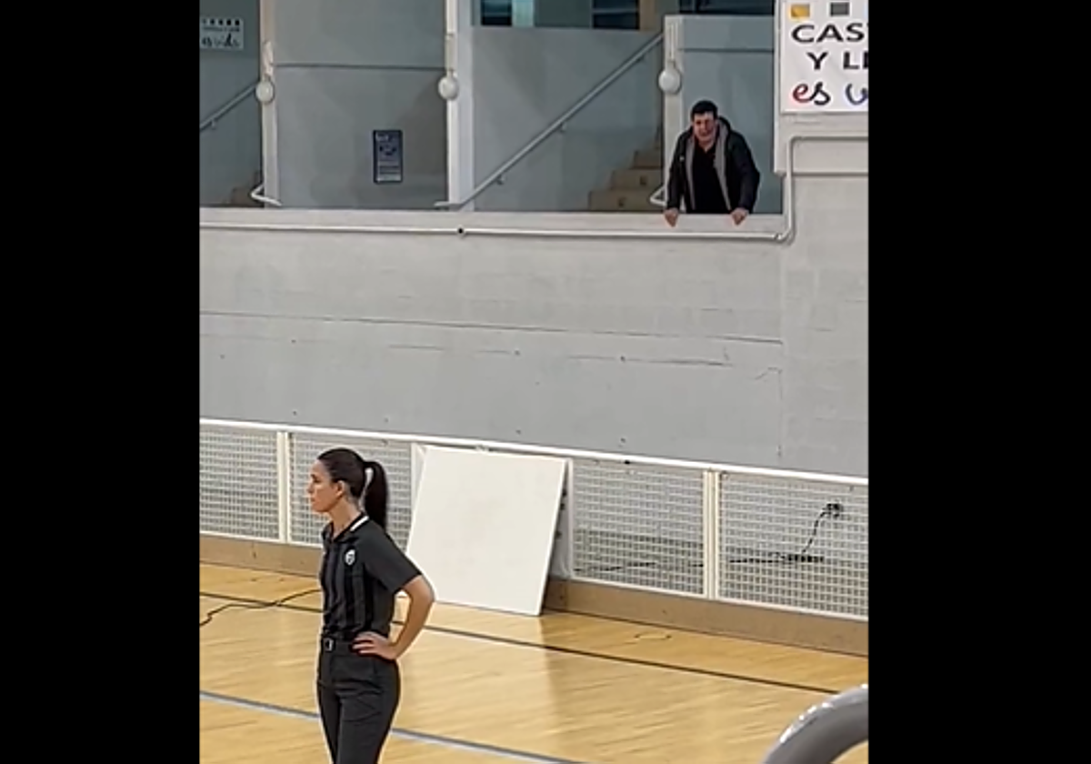 La árbitra Paula Lema, increpada por un aficionado durante un partido de Liga Femenina