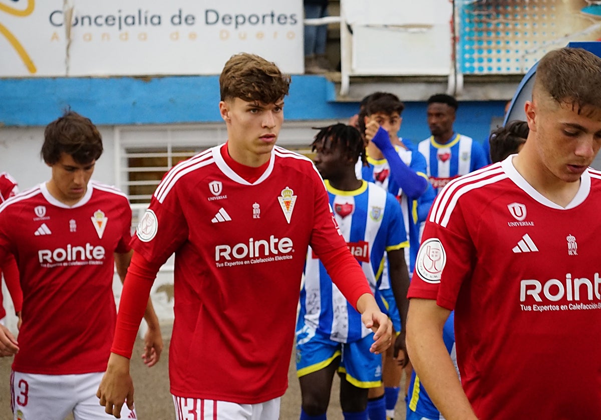 Los jugadores de la Arandina y el Murcia saltando al terreno de juego