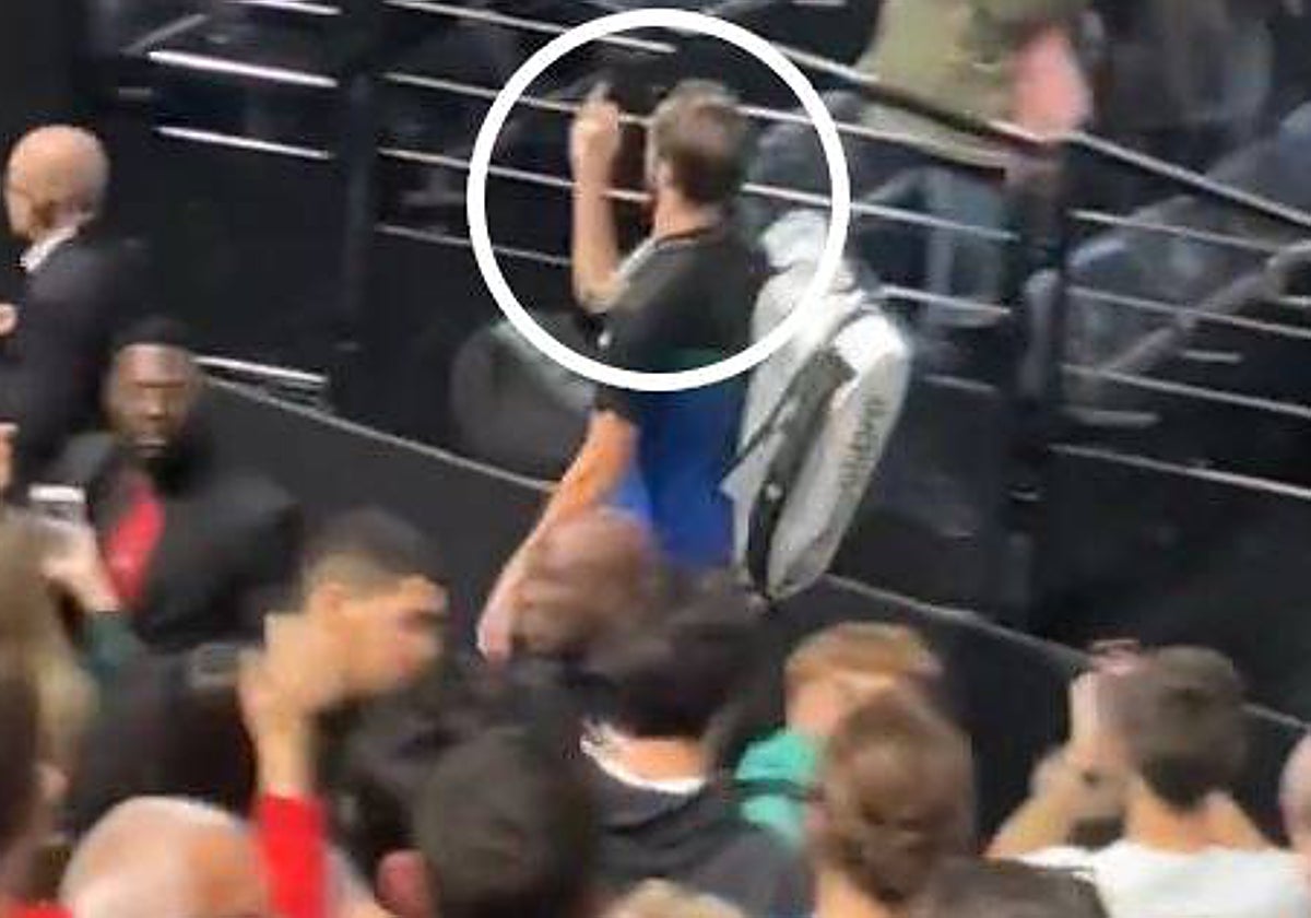 Momento en el que Medvedev dedica la peineta al público