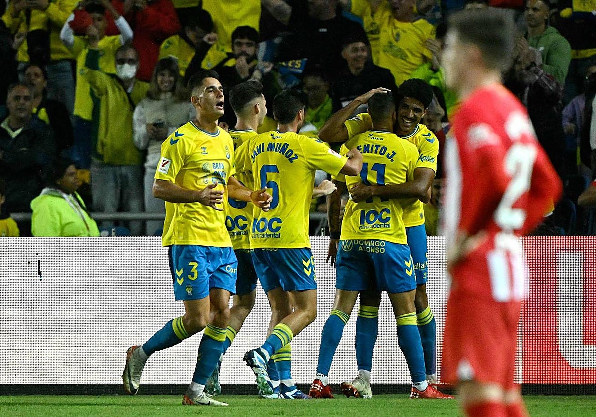 Los jugadores de Las Palmas celebran uno de sus goles