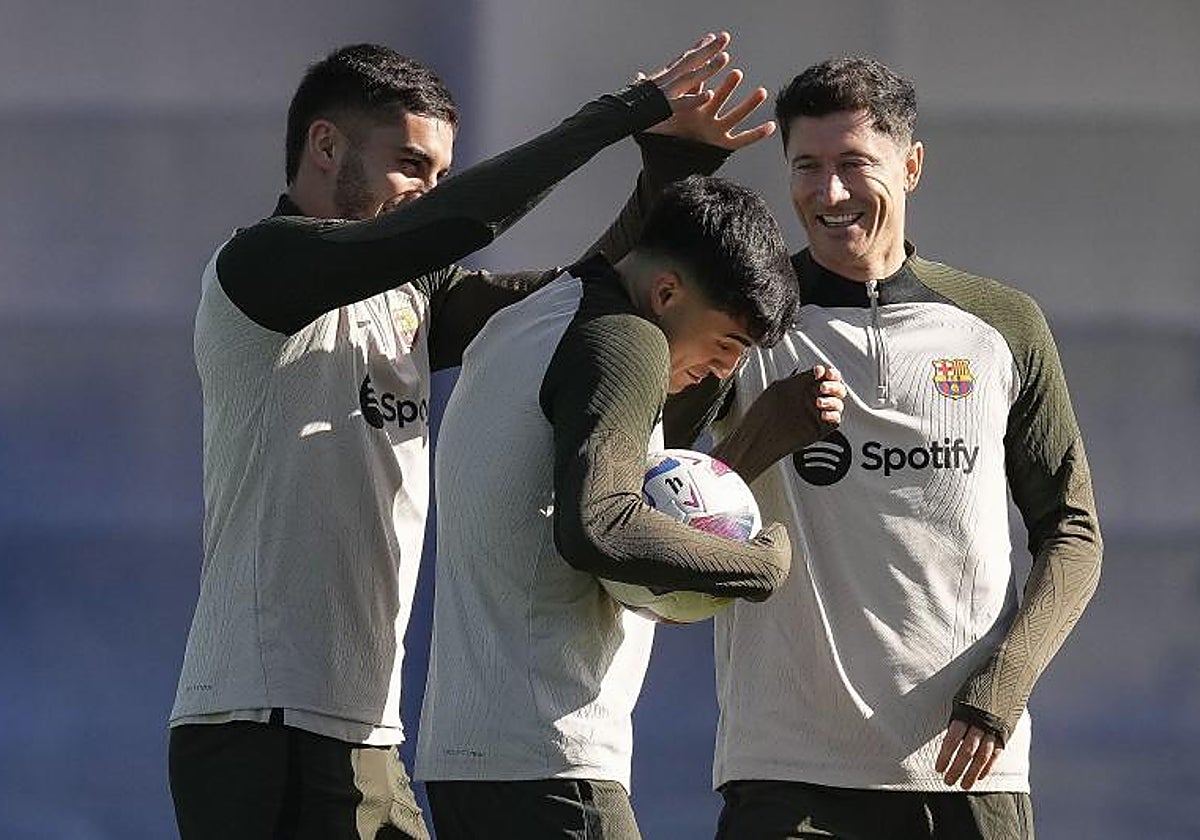 Pedri recibe la felicitación de Lewandowski y Ferran tras recibir el alta médica