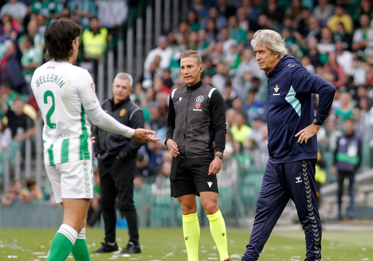 Manuel Pellegrini, ante Bellerín y el cuarto árbitro en el Betis - Mallorca
