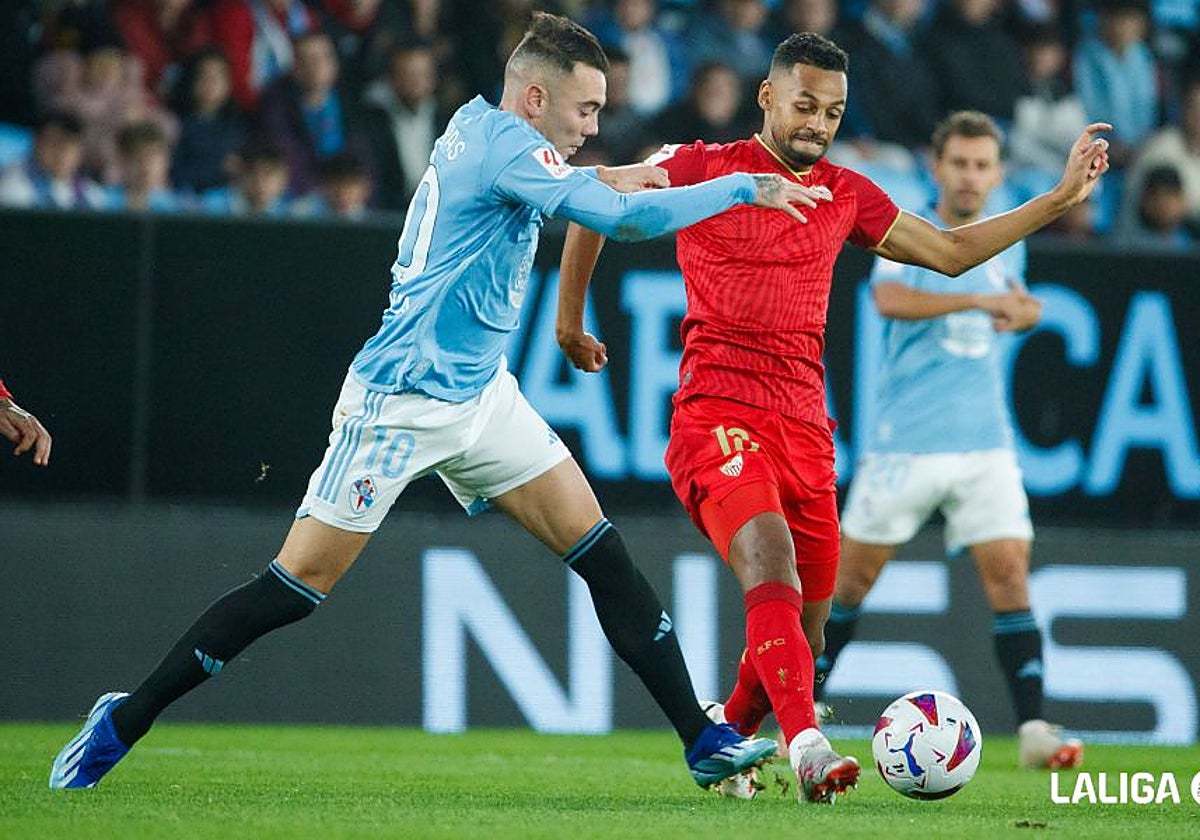 Sow controla el balón ante Aspas en el Celta - Sevilla
