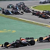 Alonso y Sainz se lo pasan en grande en la última carrera al esprint