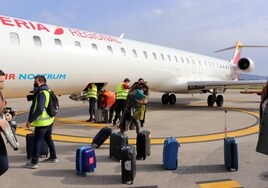 Cerca de 80 pasajeros denuncian que Iberia los dejó en tierra para cederle su avión al Sevilla FC