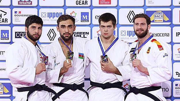 Niko Shera (dcha) posa en el podio junto al resto de medallistas.