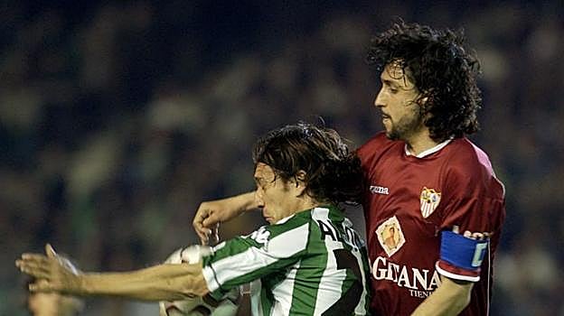 Pablo Alfaro pugna con Alfonso en el que fue el primer derbi de Sergio Ramos