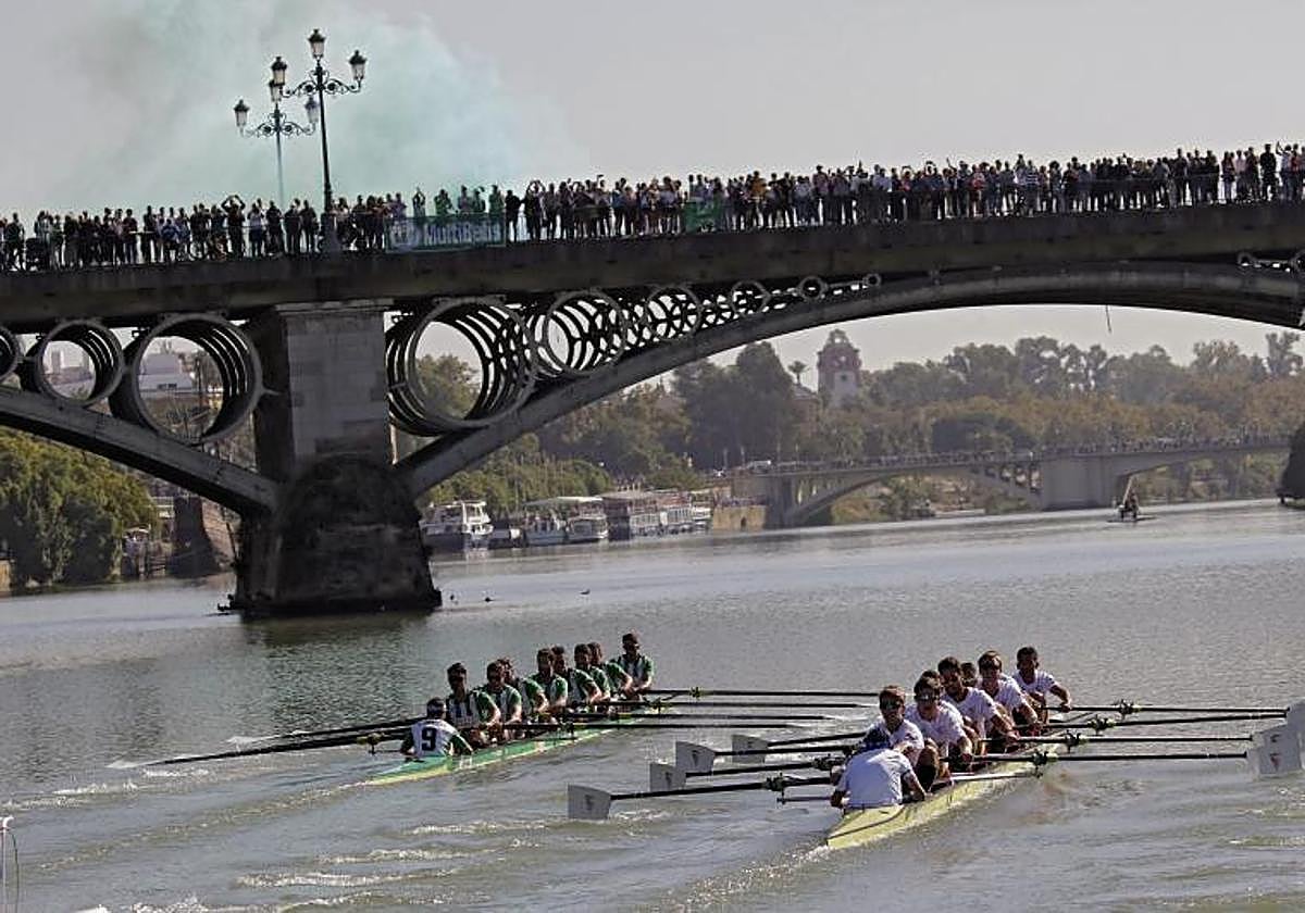 Las embarcaciones pasan por debajo del Puente de Triana en la edición de la rgata en 2022