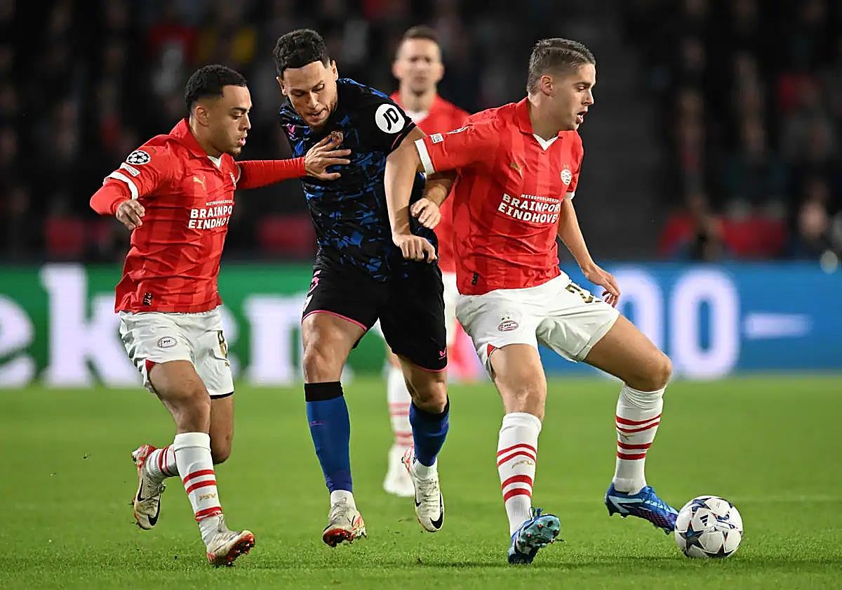 Ocampos pelea por un balón entre varios jugadores del PSV
