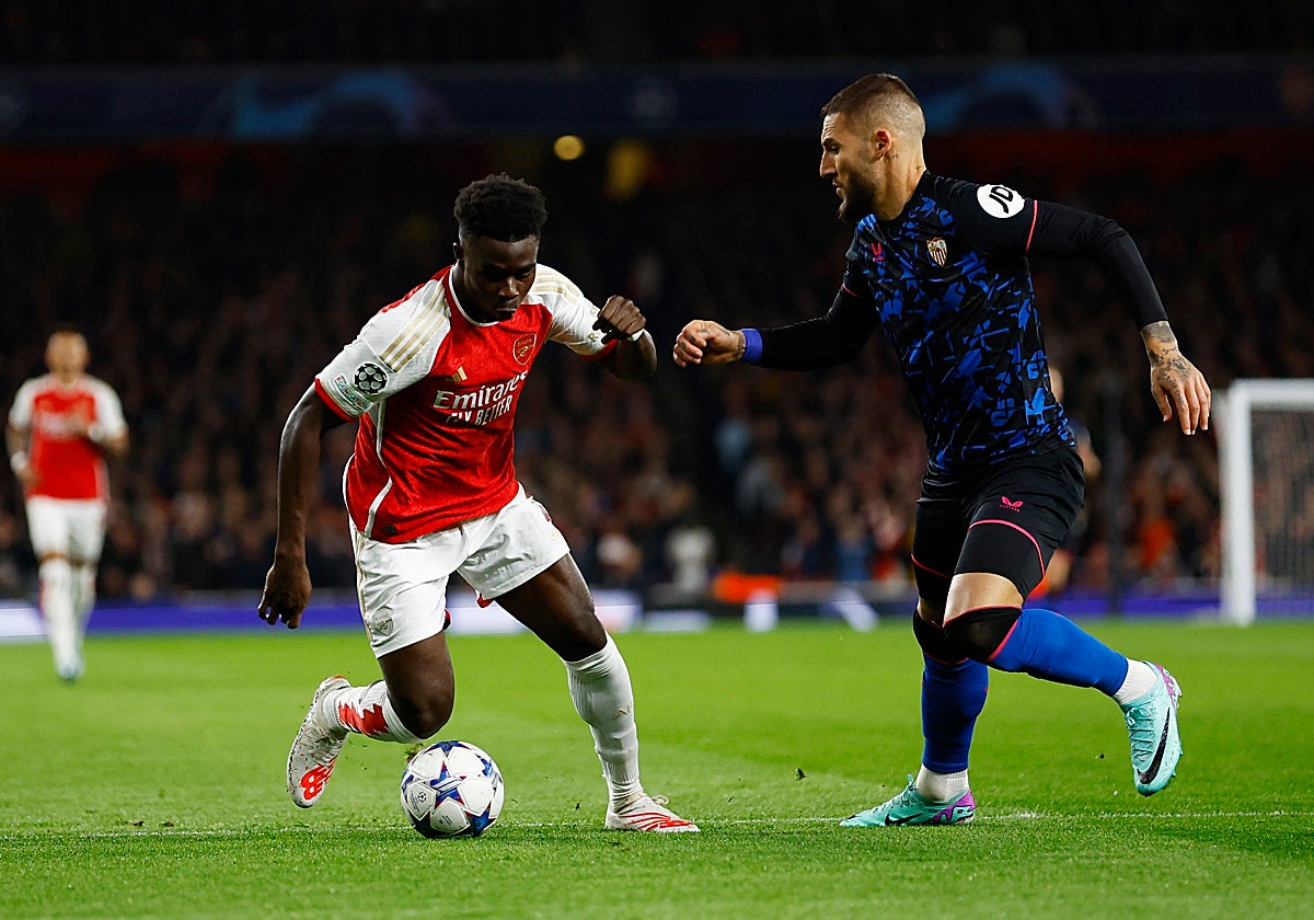 Ben White controla un balón ante Pedrosa