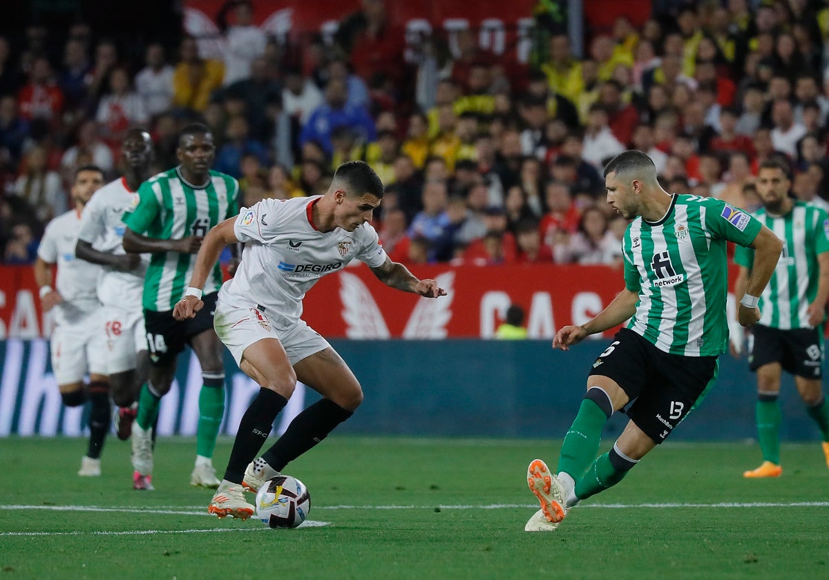 Erik Lamela busca el regate ante Guido Rodríguez, en un lance del derbi Sevilla - Betis de la pasada temporada