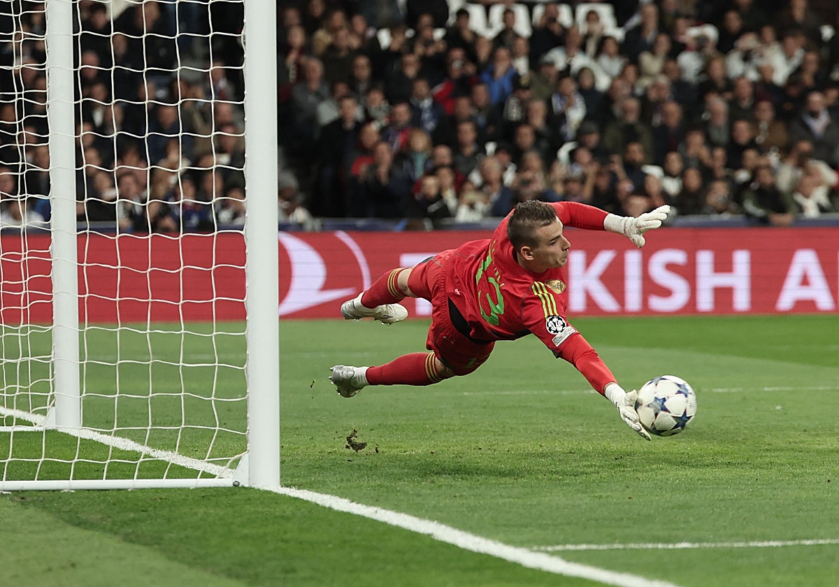 Andriy Lunin detiene un penalti en el Real Madrid - Braga