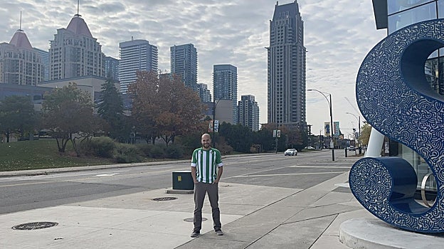 Miguel Ángel Checa luce la camiseta del Betis junto a la Sheridan University de Mississauga