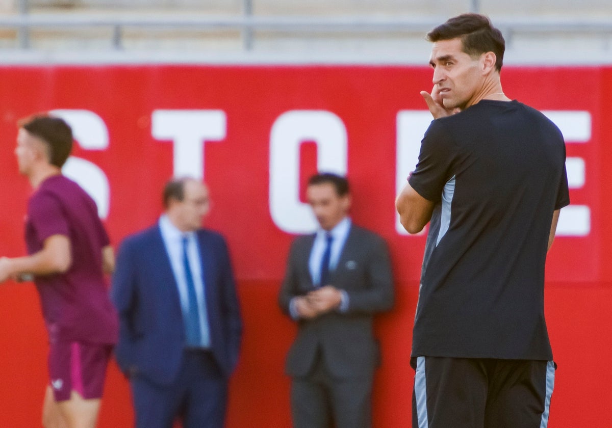 Diego Alonso, durante un entrenamiento del Sevilla, con Castro y Del Nido Carrasco al fondo