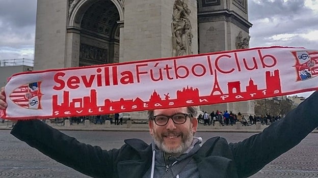 Juanlu Fajardo, con la bufanda de la Peña Sevillista de París, delante del Arco del Triunfo