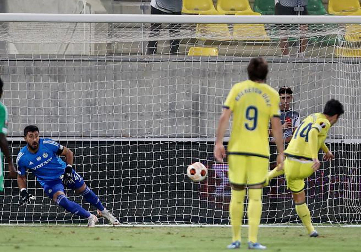 Trigueros falla el segundo lanzamiento del penalti