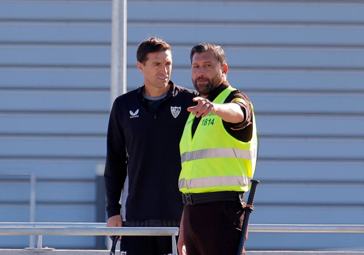 Diego Alonso dialoga con un guardia de seguridad en la ciudad deporitva del Sevilla FC