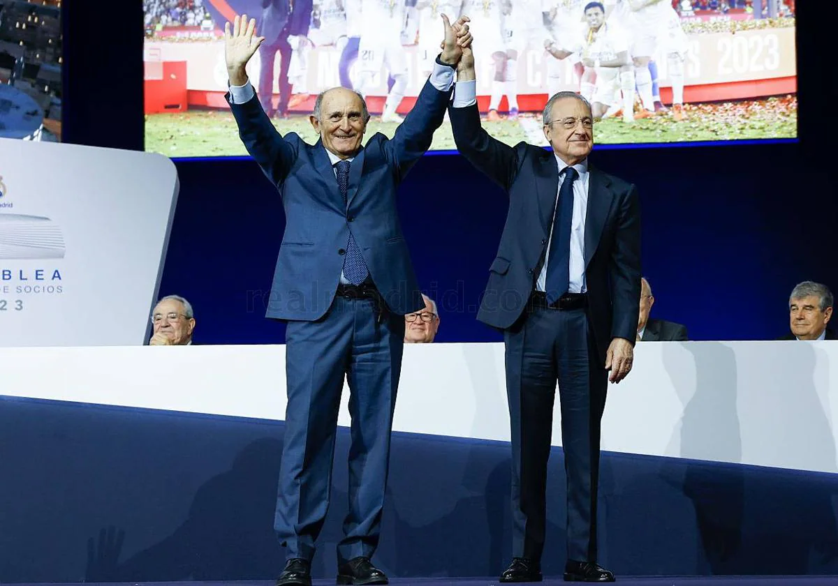 El presidente de honor del Real Madird, José María Sánchez 'Pirri', junto a Florentino Pérez, en la Asamblea General de Socios