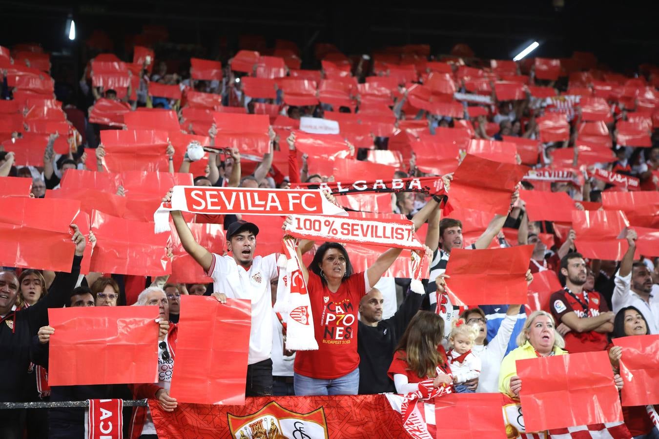 Gran ambiente en el choque entre sevillistas y béticos en el Sánchez-Pizjuán