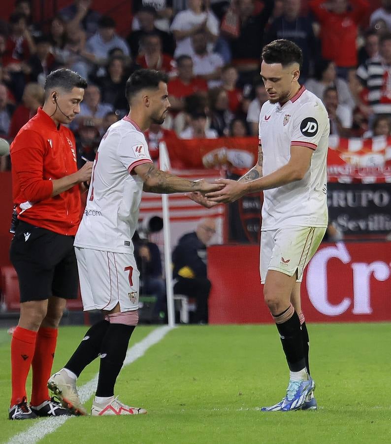 Gran ambiente en el choque entre sevillistas y béticos en el Sánchez-Pizjuán