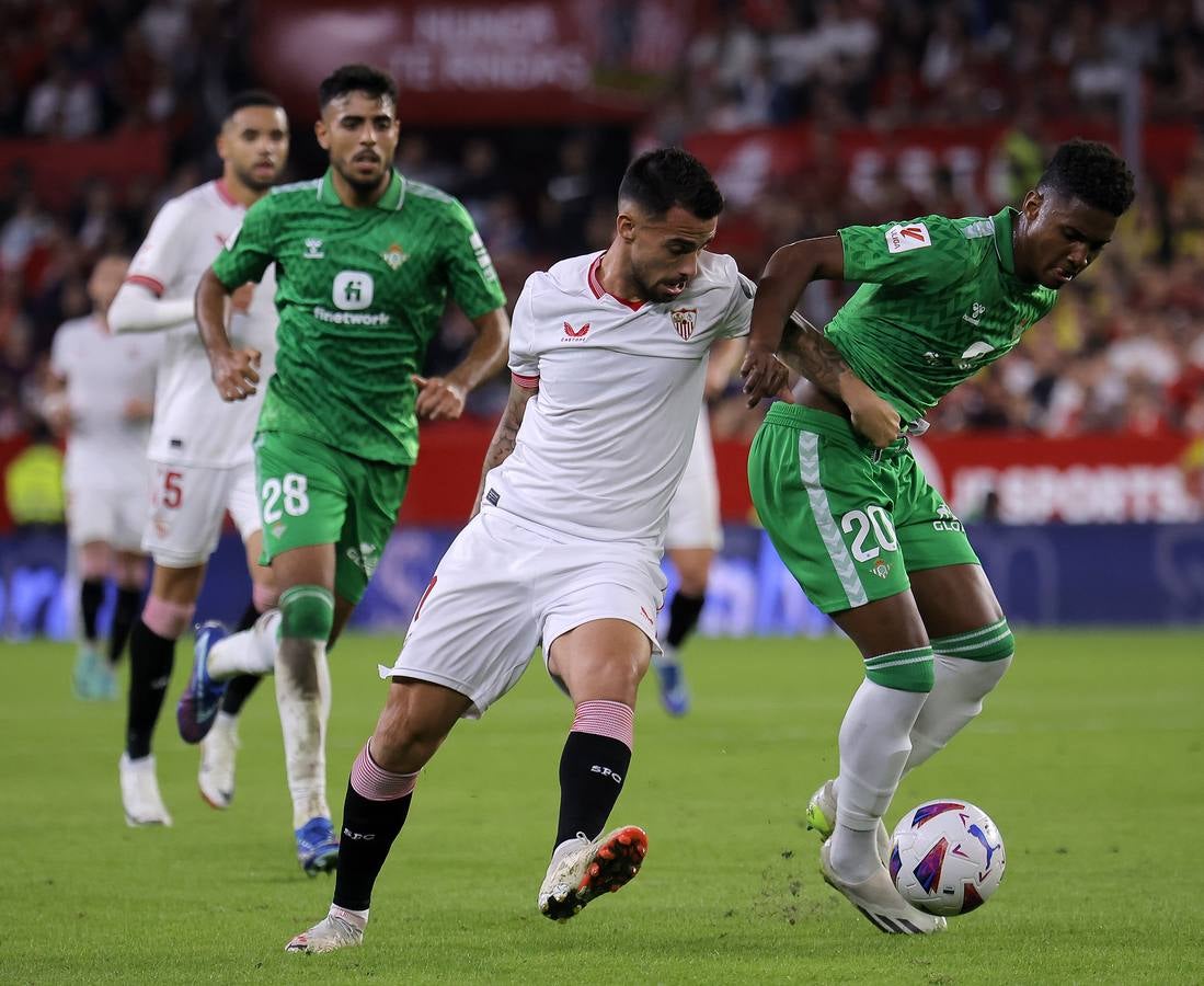 Gran ambiente en el choque entre sevillistas y béticos en el Sánchez-Pizjuán