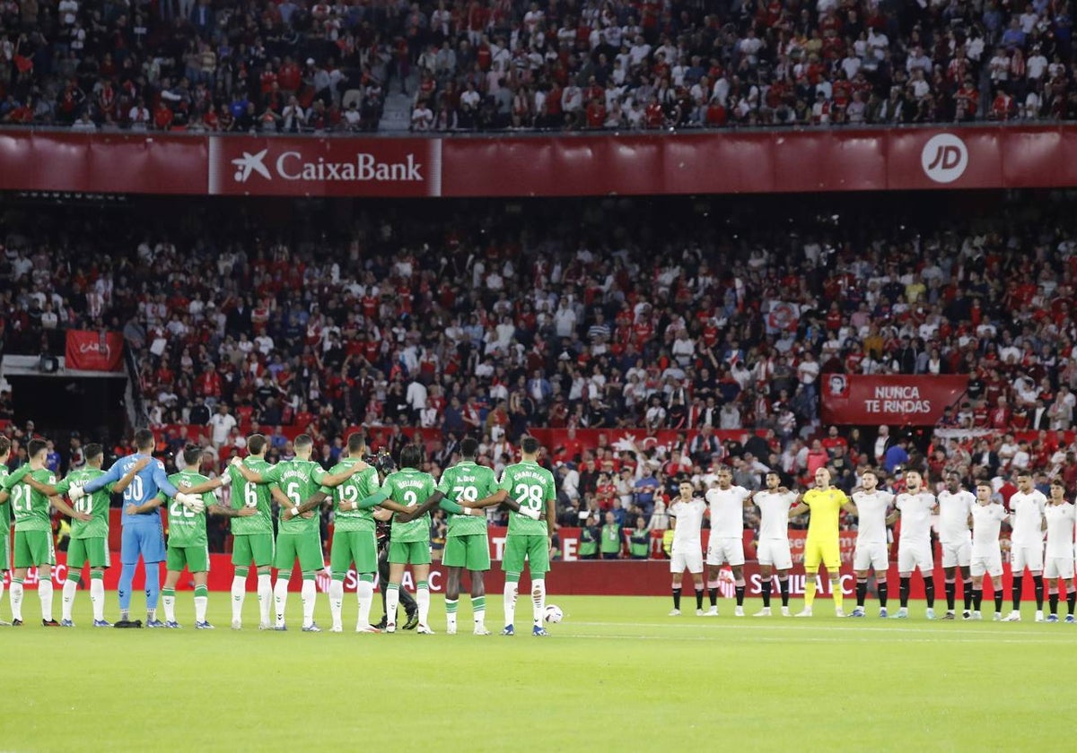 Gran ambiente en el choque entre sevillistas y béticos en el Sánchez-Pizjuán