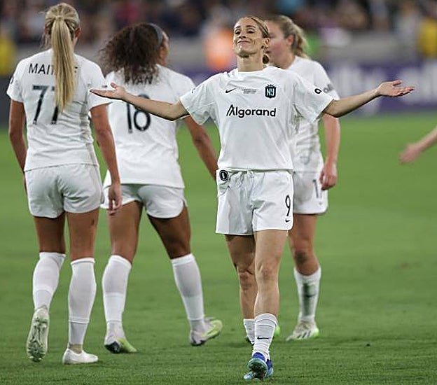 Esther festeja su tanto