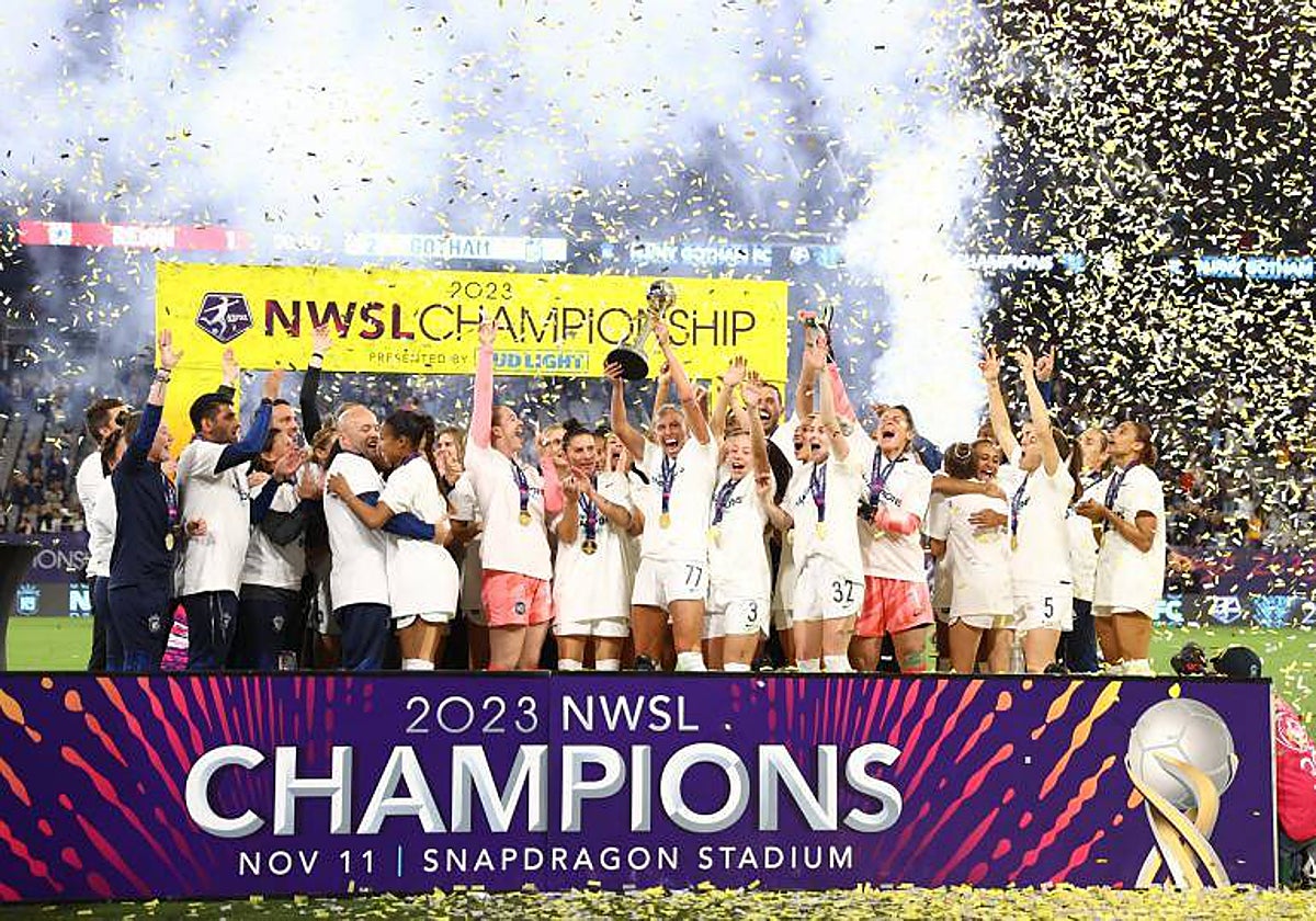 El 'Spanish' Gotham celebra el título. Maitane levanta el trofeo.