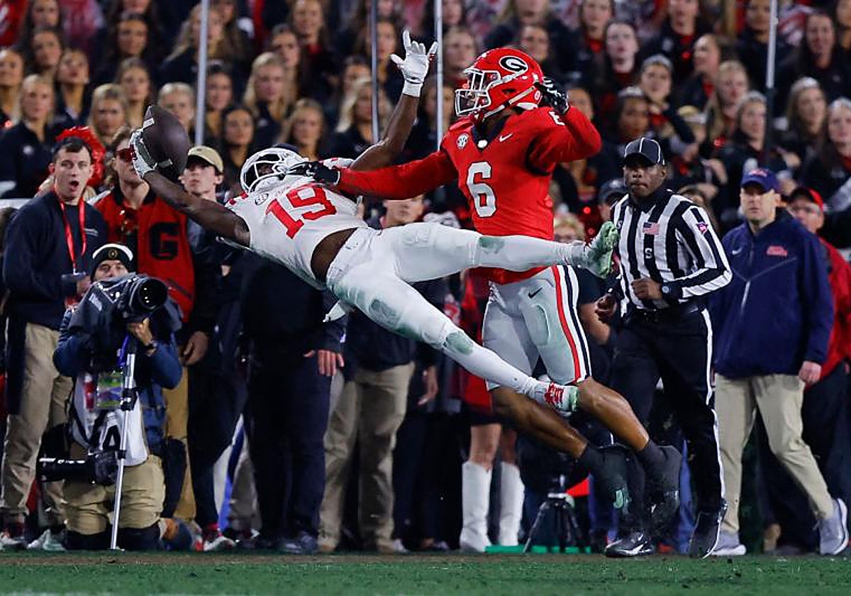 El jugador de los Ole Miss desafió a las leyes de la gravedad para atrapar el balón