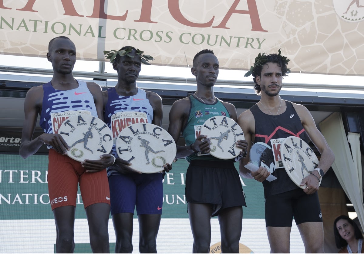 El podio de la carrera internacional masculina con Mohamed Katir (derecha), que fue quinto